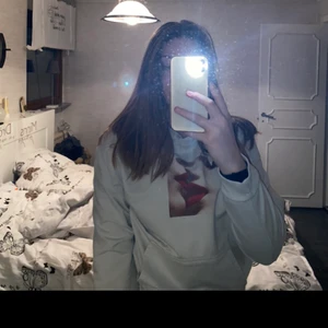 Vit hoodie - Vit Hoodie med tryck💕 köpare står för frakt
