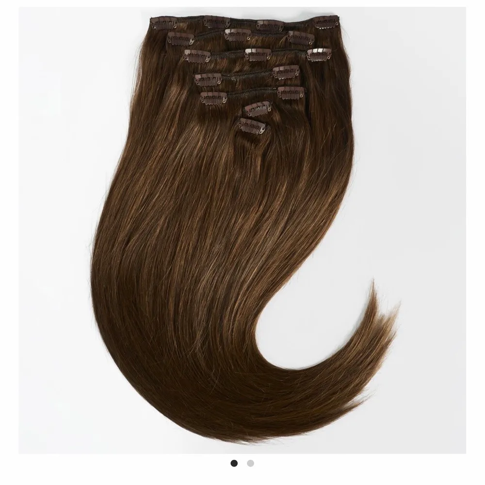 Säljer helt oanvända clip in extensions från Rapunzel of Sweden! Säljer på grund av att jag har bytt hårfärg och att de aldrig hann komma till användning. Helt oanvända. Köpta för 1049kr säljer för 800kr(pris kan diskuteras). 2.0 Dark Brown längden 40cm!. Övrigt.