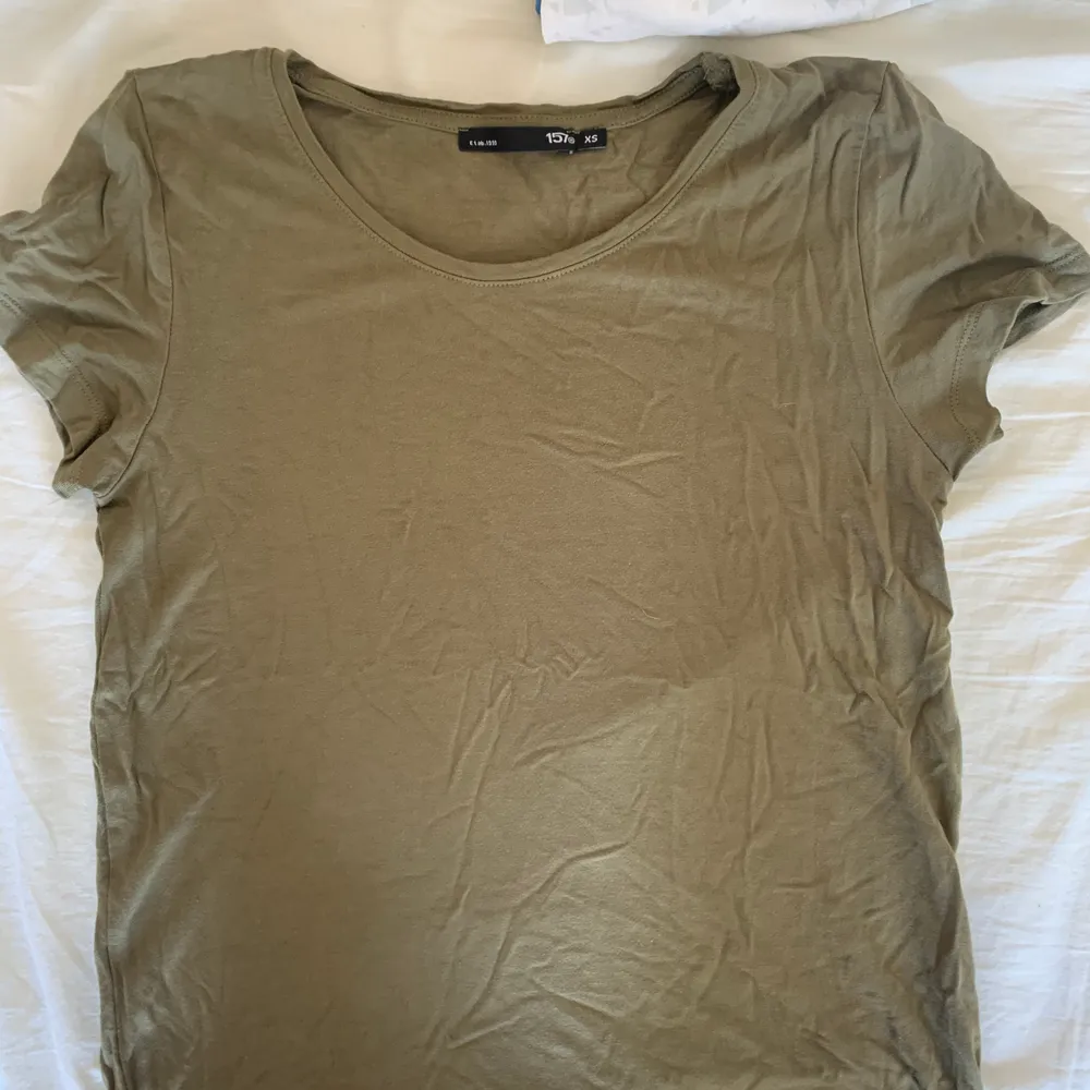 Grön tröja från lager 157, sjukt bekvämt material men har inte fått användning av den över huvudtaget, frakten ingår inte i priset😊. T-shirts.