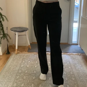 Kostymbyxor - Svarta kostymbyxor i asnajs fit🥰 storlek 36 så sitter snyggt oversized på mig som är 34. Köparen står för frakten och priset går att diskutera ❤️