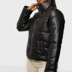 Vadderad skinnjacka  - Vadderad skinnjacka från H&M, köptes för 500kr men säljer för 145 + frakt. Superfint skick, inga defekter😊