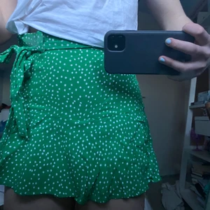 Kjol zara - Jättesöt kort, grön kjol från zara köpt förra sommaren. Då den är väldigt kort finns det små inbyggda shorts under! Väldigt bekväm och söt till sommaren🤩🤩  priset kan diskuteras vid snabb affär💖