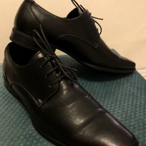 Dinsko leather shoes size 45 - It’s okay to be a little obsessed with shoes.🙃 Lemme introduce my 2months old (Dinsko leather shoes). This fits when you attend weddings, meetings and even especial occasions. Feel free to ask if you’re interested.🍒