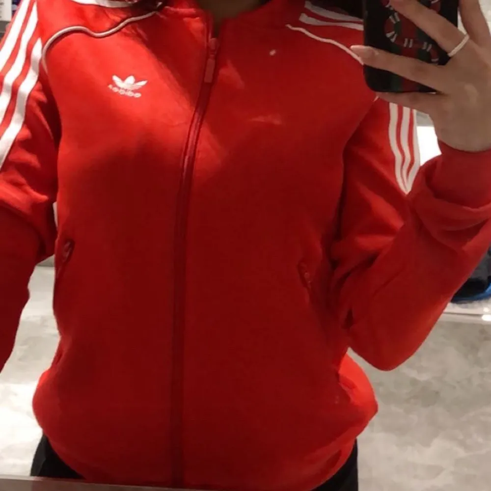 Säljer min röda adidas hoodie i storlek Xs, köptes på adidas egna sida! Använd cirka 2 gånger, som ny. . Hoodies.