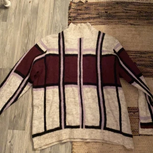 Stickad tröja - Köpt secondhand men är ursprungligen från kappahl, skönt material och mönster. Säljer för den inte kommit till användning.