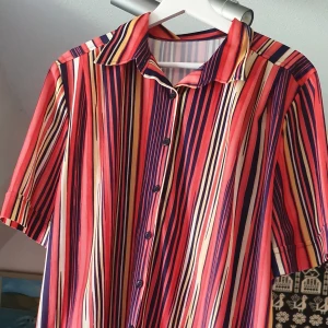 Söt 70tals coloured shirt / blouse - I mycket bra skick och passar till allt bra till summer och matcherar till allt . Man kan ha den som en topp,kroptop, och shirt. Finns fler bilder.köpte 999 och bud I kommenterna eller köp direct for 450
