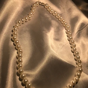 Pärl halsband  - Säljer detta super fina pärl halsband🤩🤍🤍