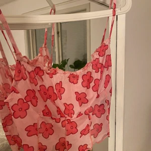 Rosa blommigt linne - En rosa blommigt linne perfekt nu till våren och sommaren!!💕