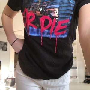 T-shirt  - T-shirt Chanel or die, cool och unik tröja💓 använd någon gång bara så väldig bra skick, storlek xs 
