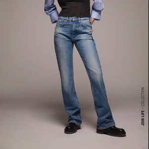 Bootcut jeans från zara - Jättefina vintage flare jeans från zara. De är i storlek 38 men passar säkert som 36 och är oanvända (inte de som vissas på bild)!😁 har även ett par av samma jeans i storlek 44 och de passar är som 42. Bud på 325kr