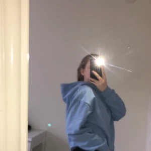 Hoodie  - En blå hoodie i stl xs. Pris 60+ frakt 