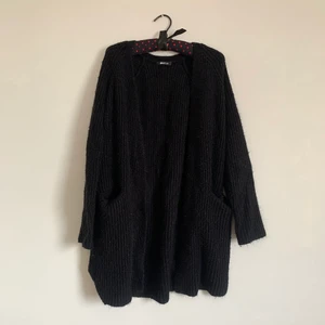 Svart cardigan - En svart cardigan i storlek L (då blir det perfekt lite oversize om du brukar ha S). Frakt tillkommer🌿