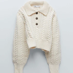 Stickad tröja Zara - Stickad tröja från Zara med smyckesknappar, storlek L men känns mindre i storleken så passar från ungefär S-L beroende på hur man vill att den ska sitta. Osäker om jag ska sälja eller inte så kollar just nu bara intresset. Skickar fler bilder om det är intressant✨ Nypris 399kr, tänker mig budgivning om många är intresserade