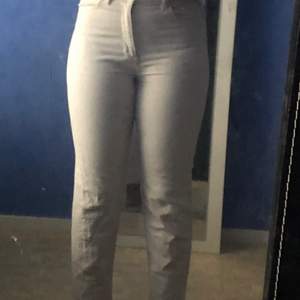 Vita jeans typ skinny men inte riktigt.