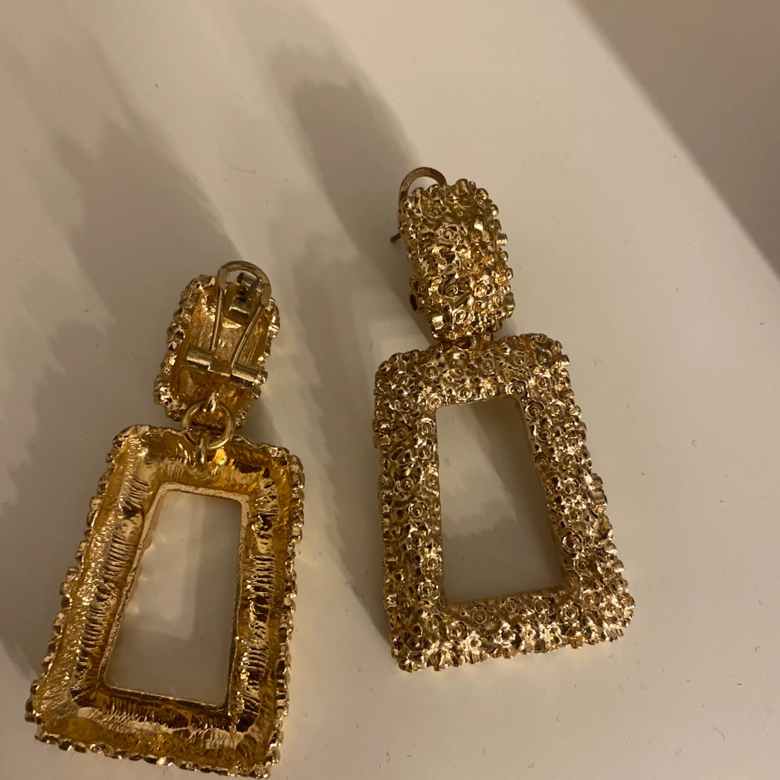 Guldiga zara örhängen  - 90