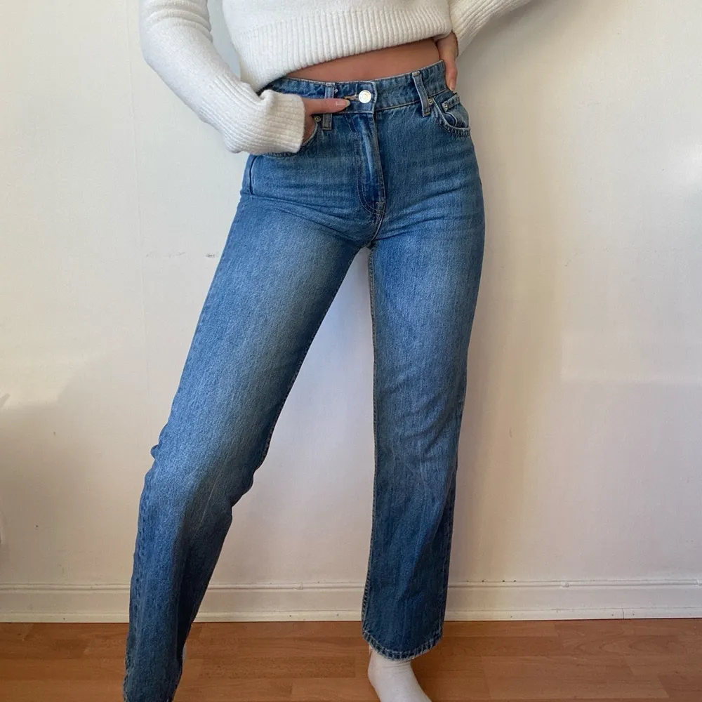 Mörkblå jeans från Gina Tricot, kommer tyvärr inte till användning för mig. Väldigt bra skick. Jeans & Byxor.