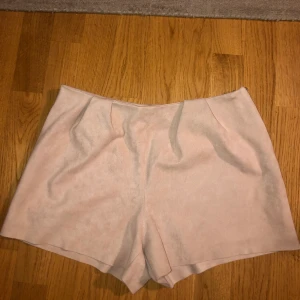 MOCKASHORTS FRÅN MANGO - Beiga mockashorts från Mango, knappt använda                   Storlek 36