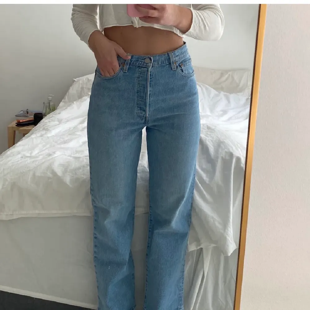 Lånade bilder av tjejen jag köpte dessa av!! Tyvärr passade dessa supersnygga jeans inte mig i midjan, har alltså aldrig använt de och de var endast använda 2 gånger av förra tjejen, alltså helt nytt skick! Storlek 29 🥰 Nypris 1100 kronor!! Buda i kommentarerna eller köp direkt för 500 exklusive frakt 😋. Jeans & Byxor.