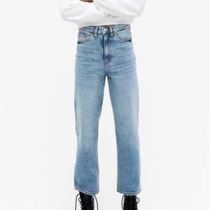 Superfina jeans från Monki i nyskick. Är lite korta på mig som är 175 cm. I nyskick. Köpta för 400. Köparen står för frakten. 🦋