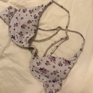 Bikini topp - Supersöt blommig bikiniltopp från shein🥳 I storlek S men snarare runt 70A, justerbara kors i ryggen😇😇 Frakten är 33kr❣️❣️