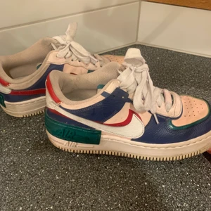 Nike air force  - Vet inte riktigt om jag vill sälja mina färgglada air force som jag köpt i usa så säljer bara vid bra bud. Sparsamt annvända så endast några små defekter😊 storlek 39❤️ säljer inte under 500 