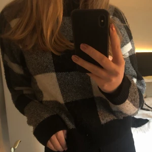 Tröja med krage - Svart vit tröja med krage, väldigt skönt matrial mysigt. 