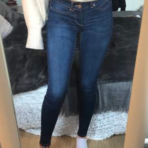 Superfin mörkblå tvätt på dessa lågmidjade jeans från Gina i modellen Alex. Säljer för 80kr + frakt 🥰✨ 