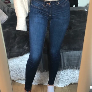 Mörkblåa Jeans, Gina Tricot - Superfin mörkblå tvätt på dessa lågmidjade jeans från Gina i modellen Alex. Säljer för 80kr + frakt 🥰✨ 