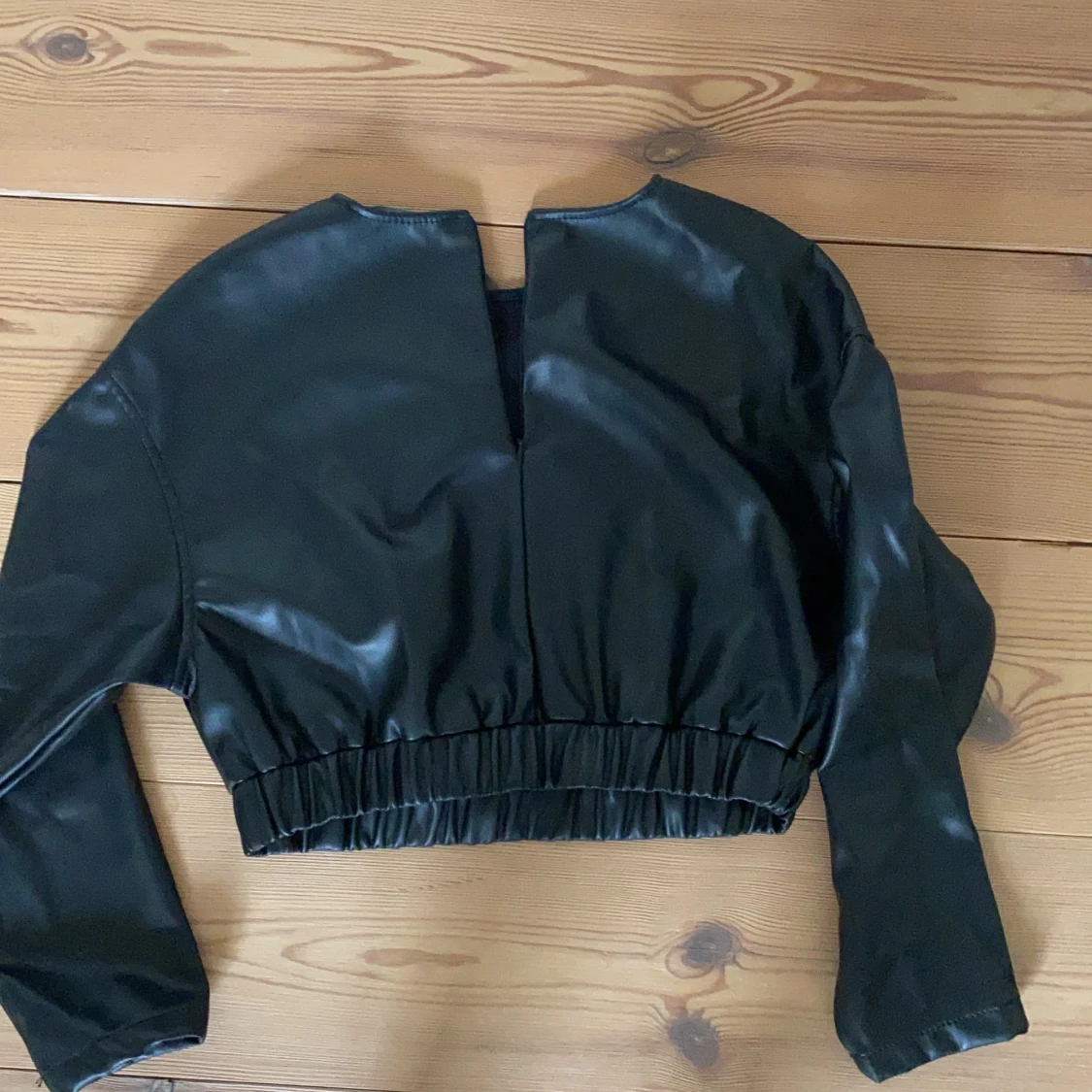 Cropped skinntröja (fuskskinn) - 91