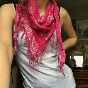 Rosa sjal - Rosa sjal med glitter och paljetter med 2000-tals vibe 