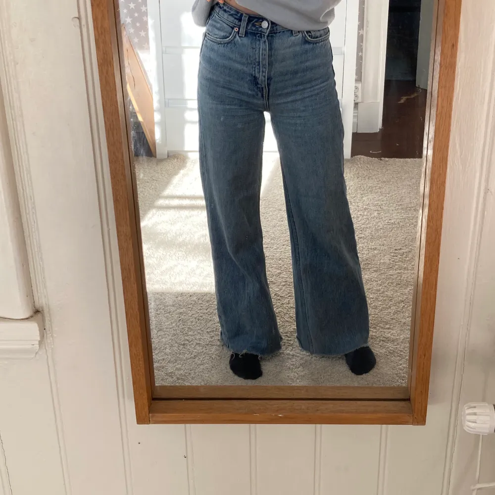 Vida jeans från weekday som jag klippt av längst ner. Sitter bra och har fin färg. Använt mycket men bra skick! Var från början längd 34 men skulle säga att de är som en längd 32 nu när jag klippt av dem. Jag är 167, nypris 500. Jeans & Byxor.