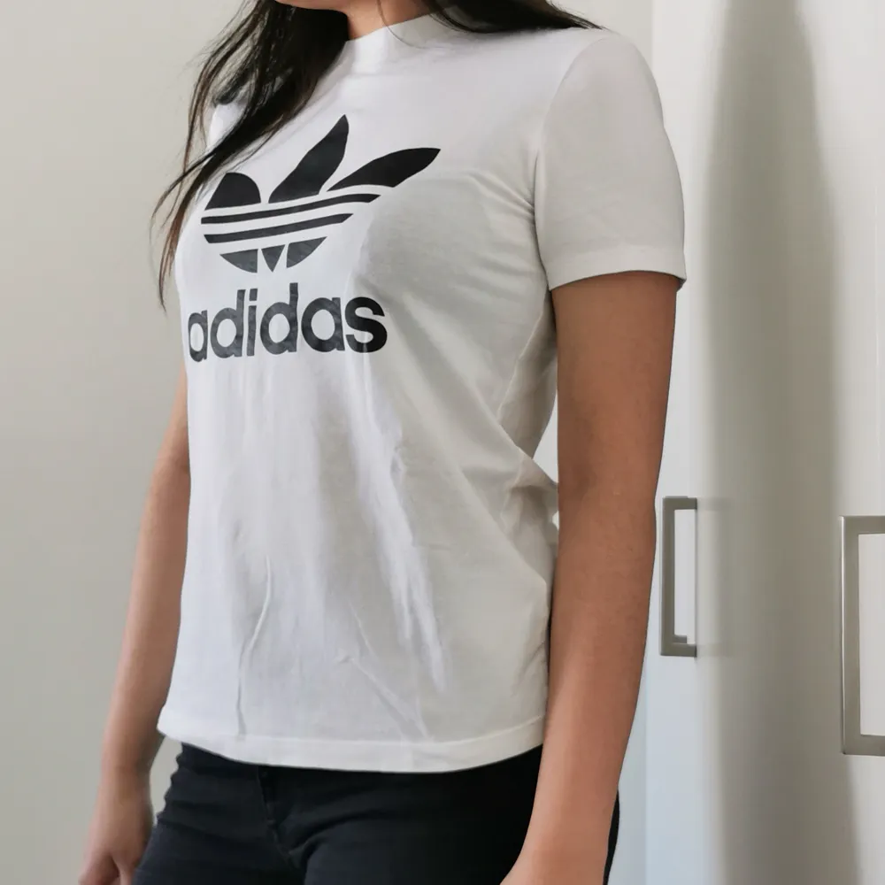 Adidas T-shirt använd 2 ggr max🌸 säljes för att den är lite för liten på mig🌸. T-shirts.