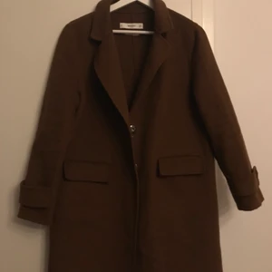 Brun kappa från mango i storlek M - Brun kappa! Perfekt nu inför våren! 