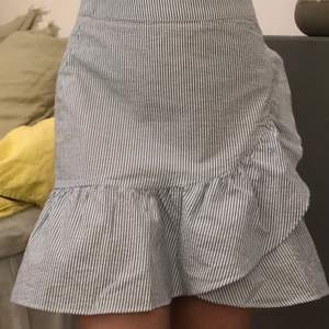 Super fin kjol till sommaren ☀️ från mango, strl xs men är lite rymlig 💘