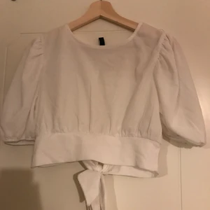 Blus med öppen rygg  - Jättefin blus som knyts i ryggen fin till sommaren men passar inte mig längre 