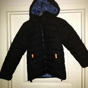 VINTERJACKA TUXER TRENTO STL 134/140 - Mörkblå/marin vinterjacka från Tuxer. Endast använd  ett par gånger så den är så gott som ny. Den passar 8-10 åring.  