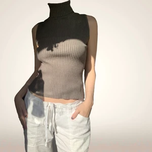 kortärmad polokrage - kortärmad tröja med polokrage! färgen är något mer som i andra bilden, skriv för fler frågor!❤️