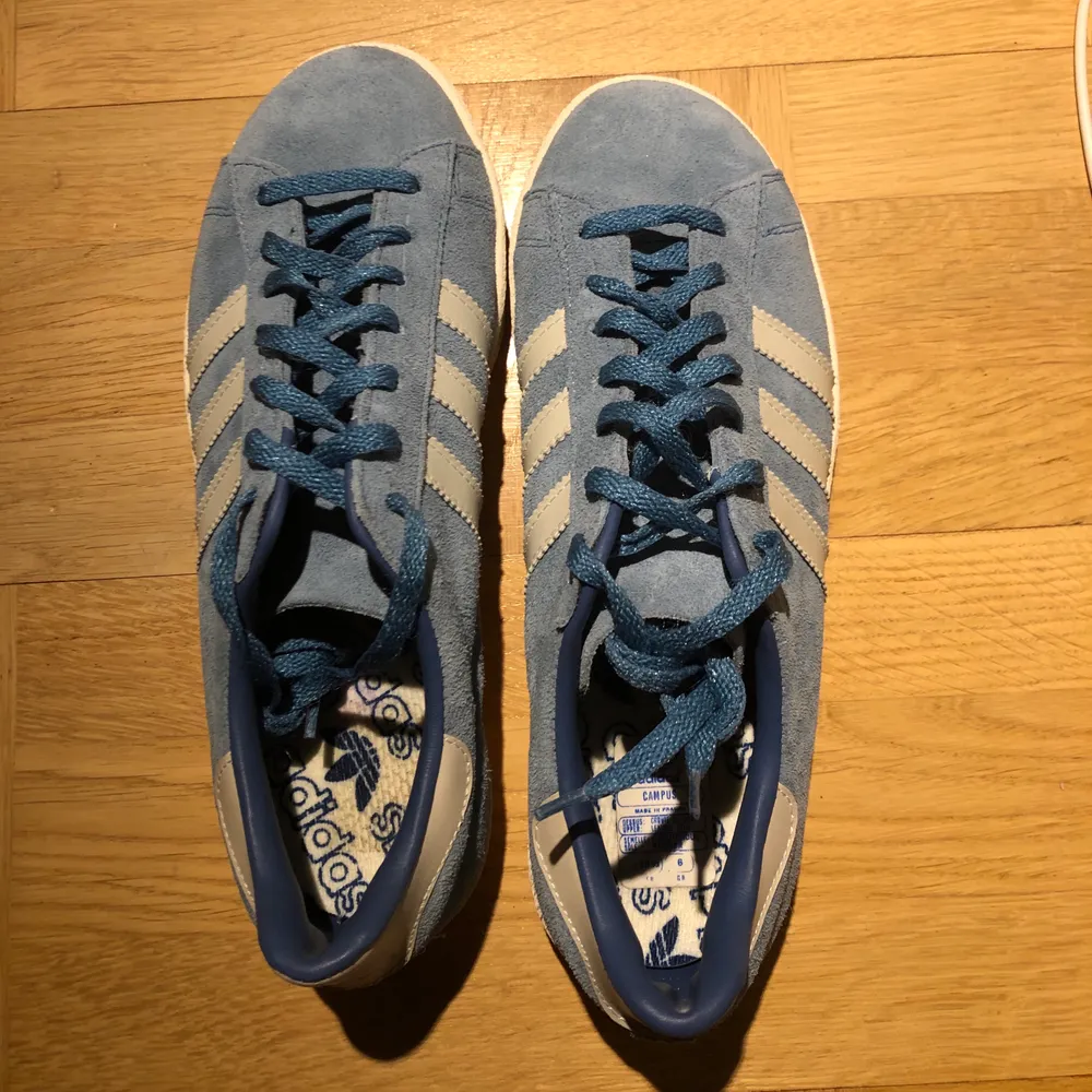 Ett par balla blåa sneakers i mocka från adidas! Använda ett fåtal gånger därav inga defekter. Priset går att diskutera. Skor.