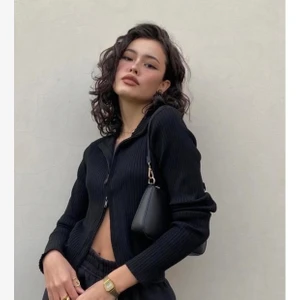 Ribbad tröja - Säljer tröjan på bilden, helt oanvänd med lappen kvar. Säljer så jag ångrade mig innan jag hann använda den och det var för sent att skicka tillbaka! 150+frakt🥰