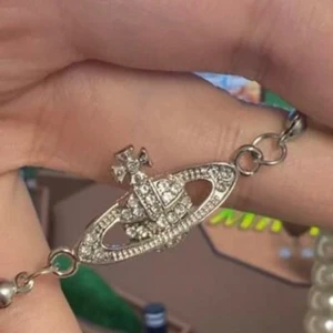 vivienne westwood halsband 🤍 - vivienne westwood kopia!🤍 Superfin och väldigt lik den äkta!! Som ni ser så säljer jag den ganska billigt eftersom jag råkade beställa dubbletter!😅Frakt 24kr! Den första bilden är en riktig bild på varan och den andra bilden är lånad✨✨
