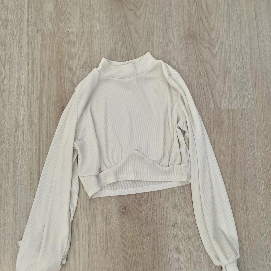 Croppad vit tröja 
