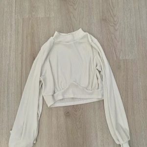 Croppad vit tröja  - Endast provad. Lite lösare armar. Halv polo 