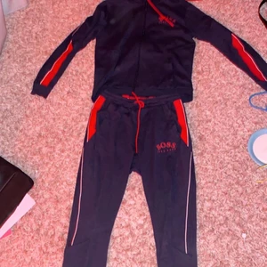 Boss dress - Boss Dress köpt i julas, byxorna är en speciell modell med utsvängda ändor på benen och blir då dyrare, tröjan är en vanlig modell, inga slitningar kan synas och den är i toppskick, använd Max 5 gånger så den är som ny. Hör av er om ni är intresserade!!