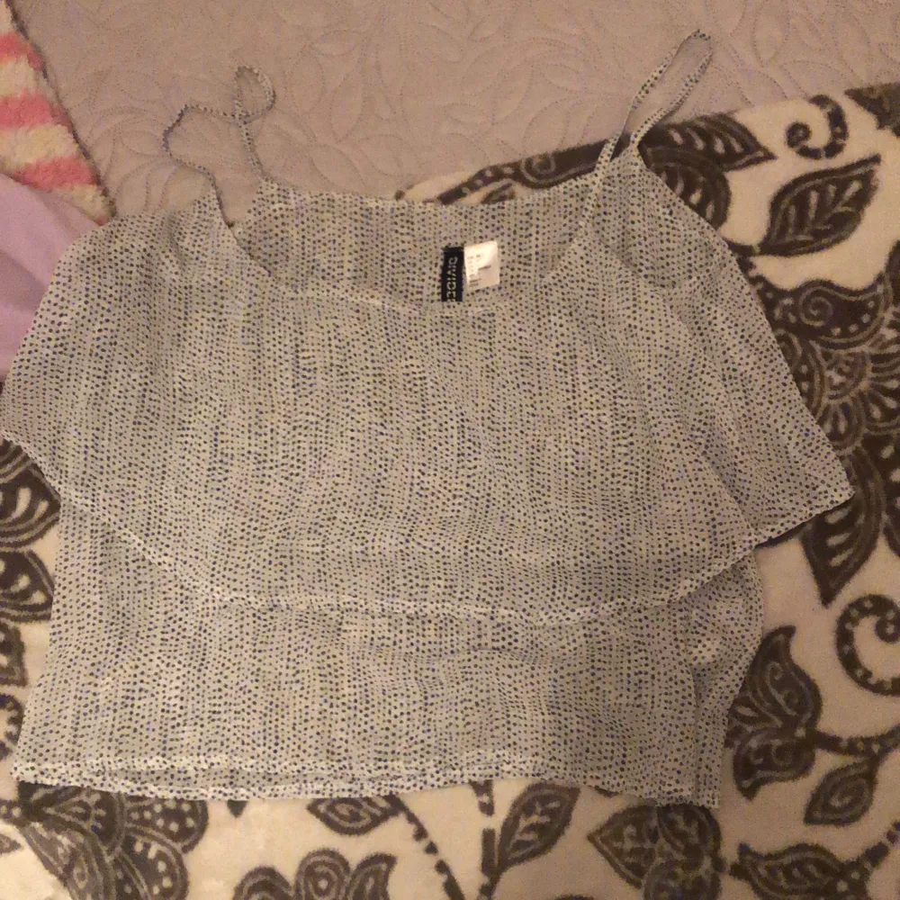 Jättesomrigt linne från h&m! Köpt för några år sedan men aldrig använt då det var fel storlek... tunt material som är svalt när det är varmt, och jättesnygg med vita jeans, linnebyxor eller att bara dra över sin bikini. Toppar.