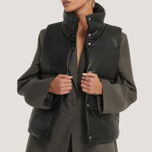 PU VÄST - NAKD - SÖKER - Söker en sån här väst i storlek XS / S. Snälla skriv om du säljer.❤️