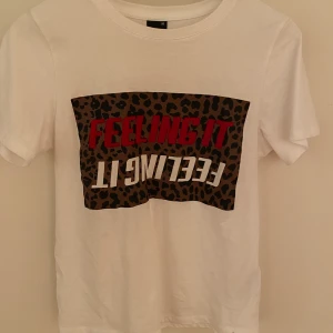 Vit t-shirt. - Vit t-shirt från ginatricot och aldrig använd. Med tryck.