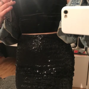 paljettkjol från bikbok - använd en gång, nyskick. passar även S/36 beroende på, köparen står för frakt