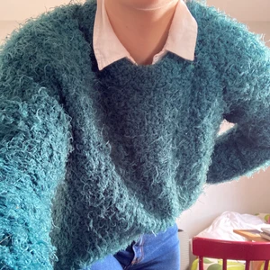 Lurvig monki tröja  - Perfekt vår och höst tröja i mossgrön färg från monki. Bra använt skick. Fråga om du undrar nått 💖💖 Frakten delar vi på 🧚‍♀️🧚‍♀️🧚‍♀️