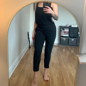 Svarta hängselbyxor ”kostym” från Cubus  - Svarta hängselbyxor i kostymliknande tyg, relativt tunt, från Cubus i storlek 36. Oanvända med lappen kvar. Hängslena/remmarna är ganska långa, så dem hänger avslappnat och inte stramt. Köparen står för frakt som tillkommer 💌