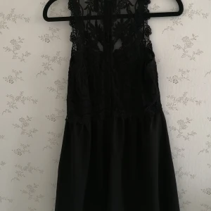 Klänning H&M - En svart jettefin klänning från H&M. Snygg spets över ryggen som ger en genomskinlig känsla som blir jättesnyggt😊 storlek 38. 
